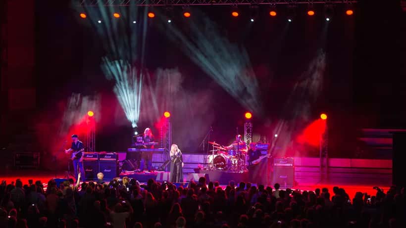 Bonnie Tyler esiintymässä lavalla — artisti joutui kiireelliseen suoliston leikkaukseen toukokuussa 2026