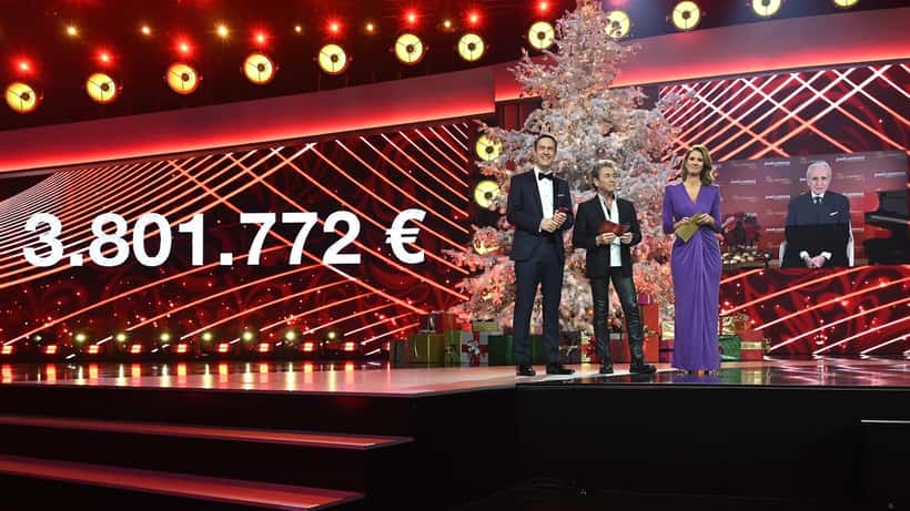 José Carreras performing on stage at a gala concert