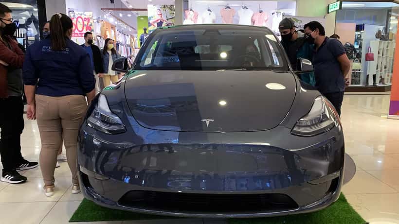 Tesla Model Y branco estacionado em ambiente urbano em Portugal