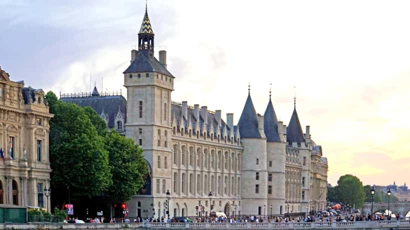 La Conciergerie à Paris, ancien palais de justice et prison historique, vue depuis la Seine