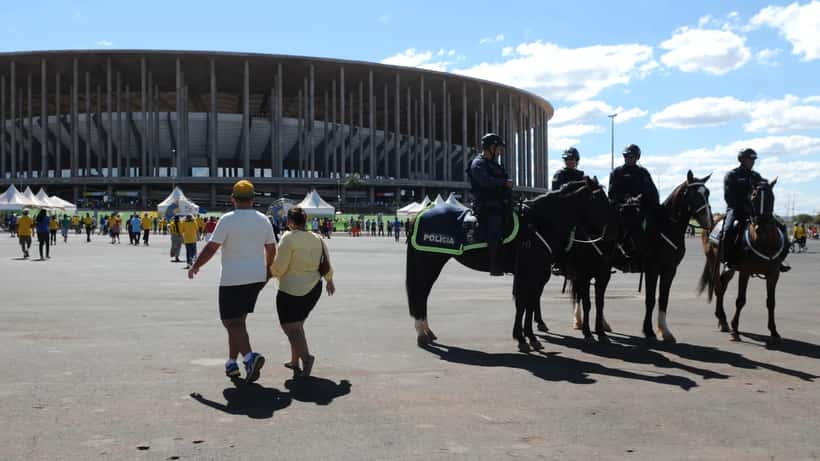 Torcedores chegando ao Estádio Mané Garrincha em Brasília para uma partida de futebol