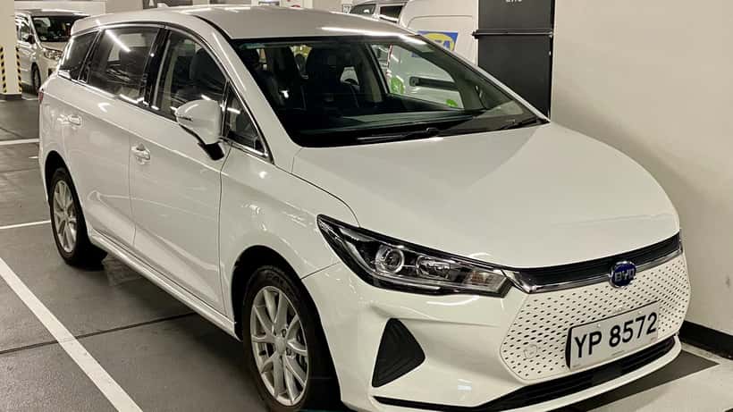BYD e6 elektrische auto geparkeerd op straat, vooraanzicht