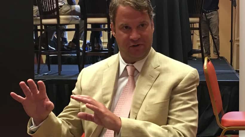 Lane Kiffin, entrenador de fútbol universitario, durante una conferencia de prensa