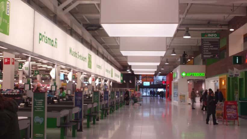 Prisma hypermarketin sisätiloja Suomessa, hyllyrivi täynnä tuotteita