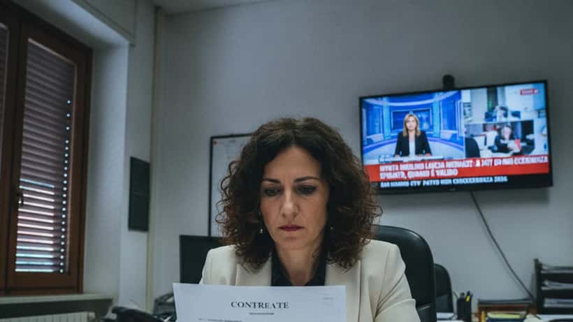 Avvocata del lavoro esamina un contratto con clausola di non concorrenza in uno studio di Milano