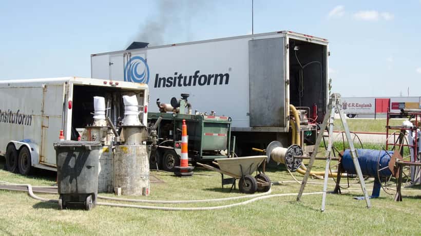 Trabajadores de infraestructura revisando tuberías de agua en una emergencia de suministro en Michigan