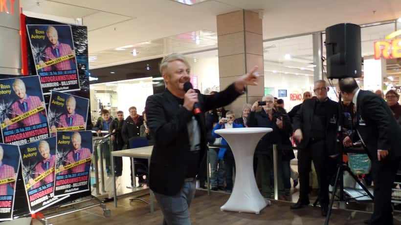 Ross Antony chanteur et présentateur, souriant lors d'un événement public en Allemagne