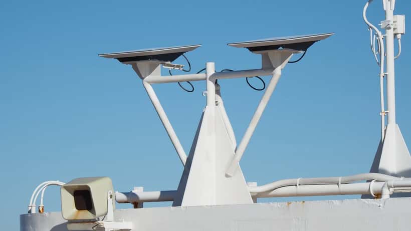 Starlink satellittmottaker montert på hustak, Starlink-internett i Norge