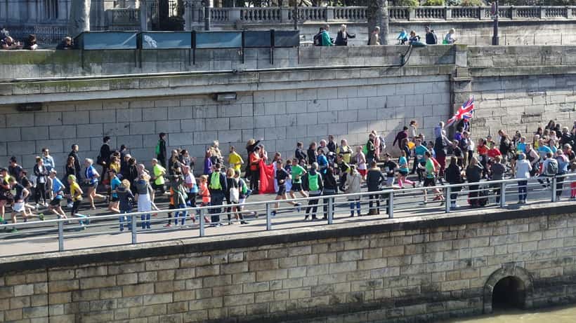 Coureurs lors d'un marathon en France sur les berges de la Seine