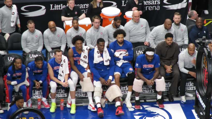 Jugadores de los Detroit Pistons en el banquillo durante un partido de la NBA