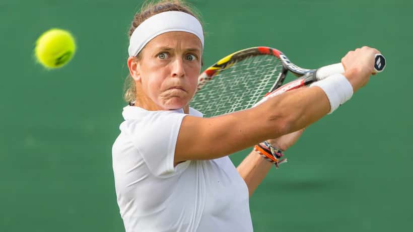 Tennisspeler in actie op de grasvelden van Wimbledon tijdens het kwalificatietoernooi 2015