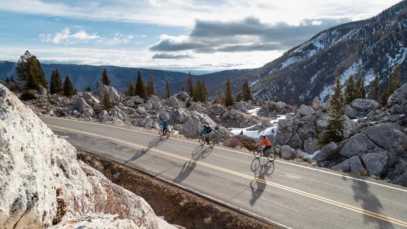 Paysage du parc national de Yellowstone avec route de montagne, symbole de la planification successorale familiale au Canada