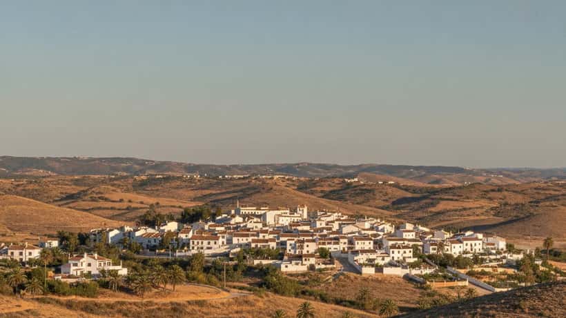 Zonnig uitzicht over Los Gallardos in Spanje met witte huizen en heuvels
