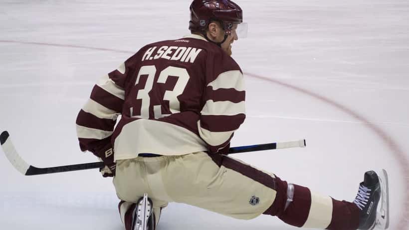 Henrik Sedin i Vancouver Canucks Millionaires-tröja på isen