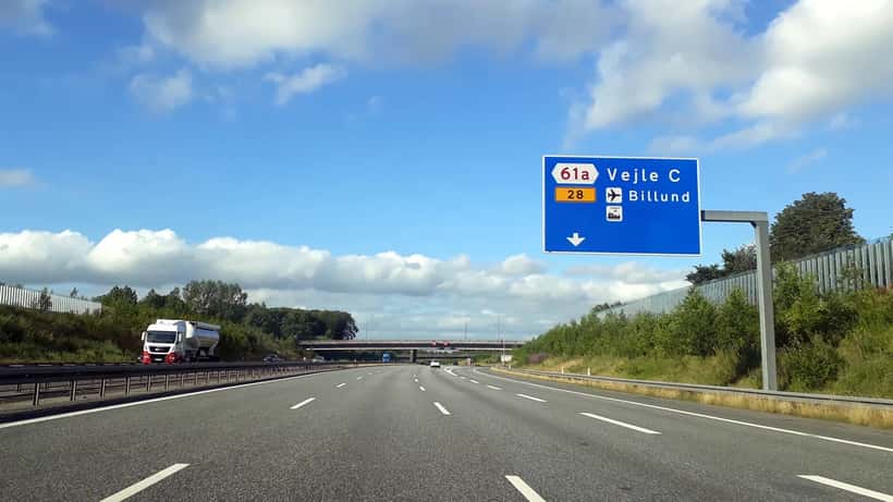 Østjyske motorvej E45 ved afkørsel 61a Vejle med 6 spor og tung trafik