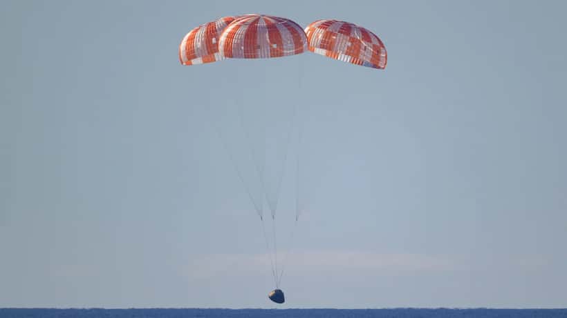 Artemis II Orion-kapsel lander i Stillehavet efter historisk månemission april 2026