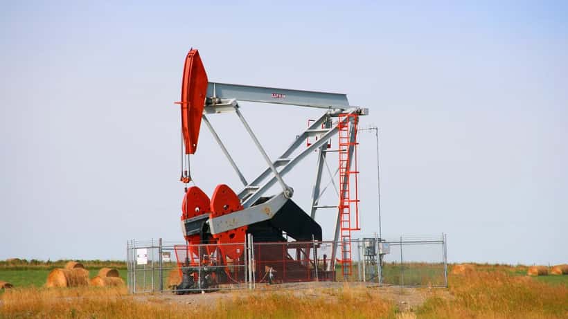 Pompe à huile pumpjack dans un champ pétrolier en Alberta, Canada