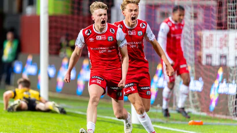Norsk fotballspiller feirer mål i kamp om opprykk til Eliteserien
