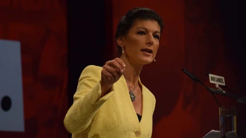 Sahra Wagenknecht spricht auf einem Parteitag — BSW fordert Rentenreform und Bürgerversicherung 2026