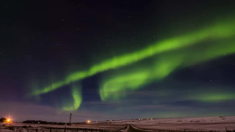 Aurores boréales vertes illuminant le ciel nocturne au Canada