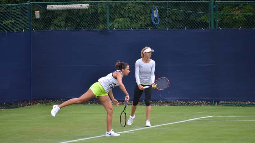 Madison Keys playing tennis — when illness forces athletes to withdraw, health professionals weigh in