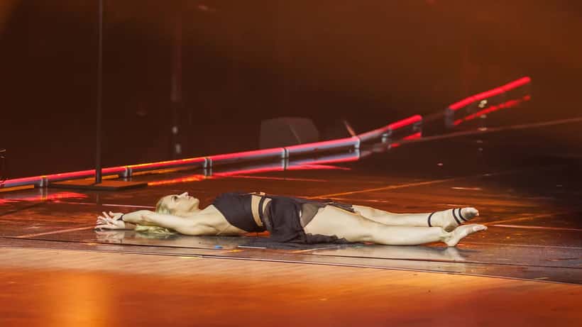 Profitänzerin auf der Let's Dance Bühne mit dramatischer Bühnenbeleuchtung und Tanzpartnern