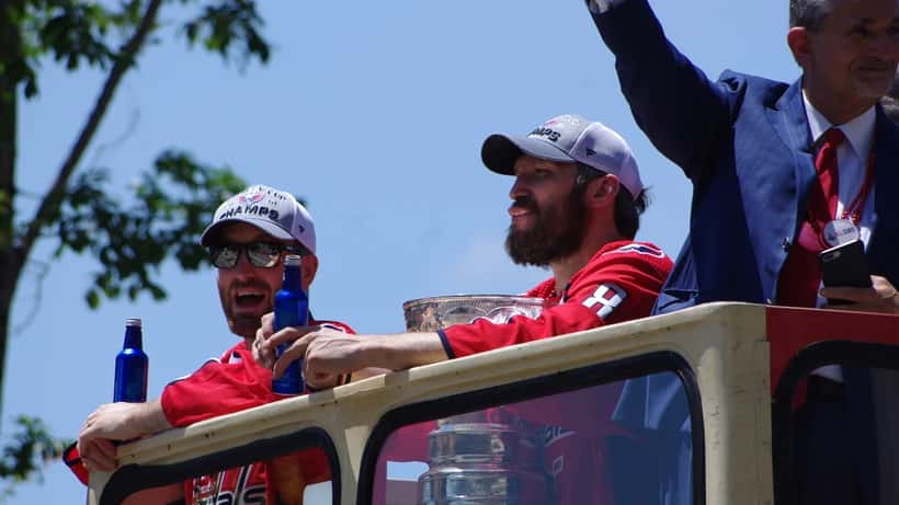 Stanley Cup Parade mit jubelnden Fans in der Stadt, symbolisch für NHL-Playoffs 2026
