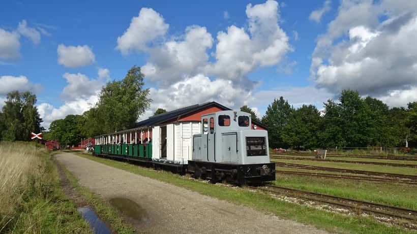 Passagertog ved Hedehusgård Station på Gribskovbanen, Nordsjælland