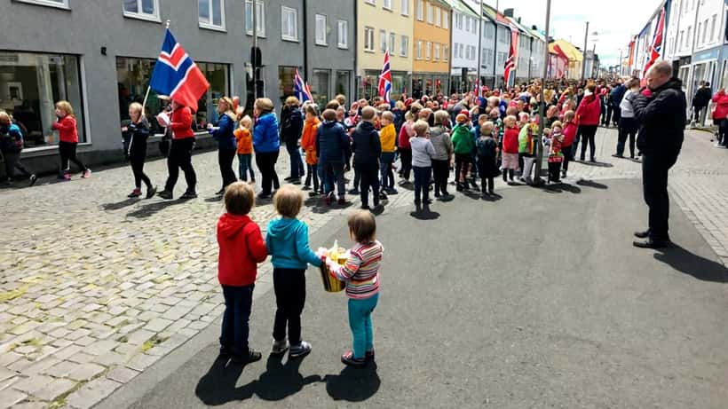Fjölskyldur fagna Sumardaginum Fyrsta á Íslandi — börn fá sumargjafir á göturnar