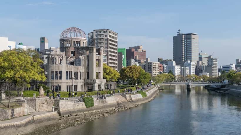 Genbaku Dome, il memoriale della bomba atomica di Hiroshima, con il fiume Motoyaso sullo sfondo