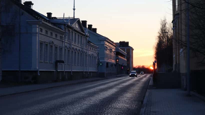 Kajaaninkadun katumaisema Oulussa keväällä 2020