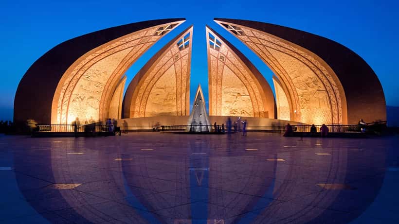 Le Monument du Pakistan à Islamabad illuminé en bleu au crépuscule