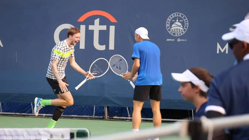 Tallon Griekspoor en Sascha Bublik tijdens de DC Open 2023, representatief voor professioneel tennistoernooispel