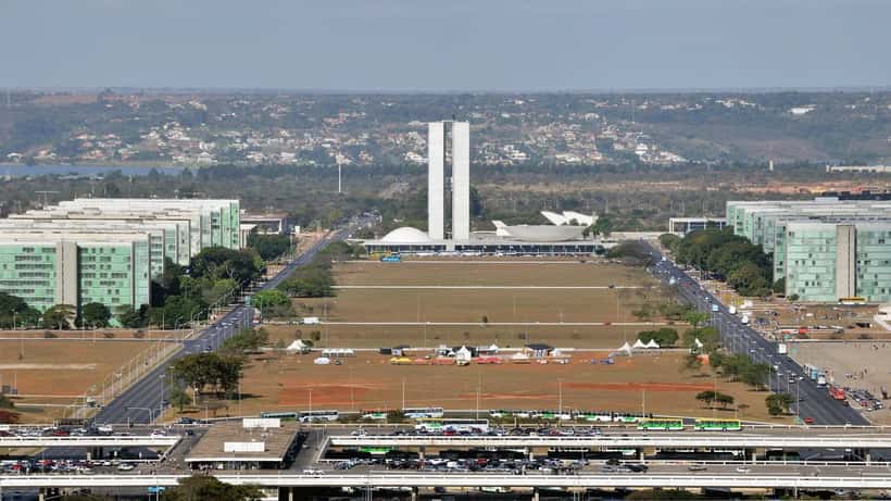 Vista aérea de Brasília com Congresso Nacional e Esplanada dos Ministérios