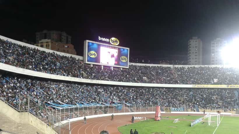 Estadio Hernando Siles in La Paz, Bolivien – Blick auf die Nordkurve des Stadions auf 3.582 Metern Höhe