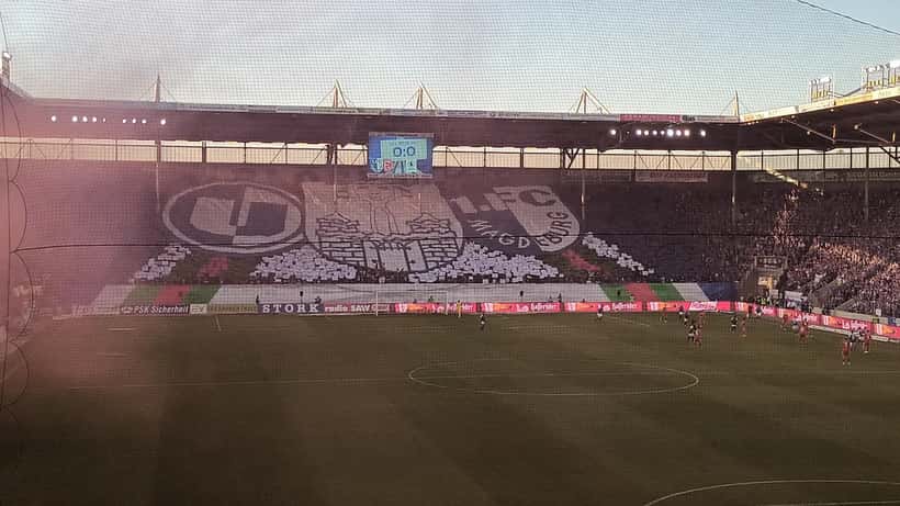 Fortuna Düsseldorf Fans in der Kurve – Verein steigt in die 3. Liga ab 2026