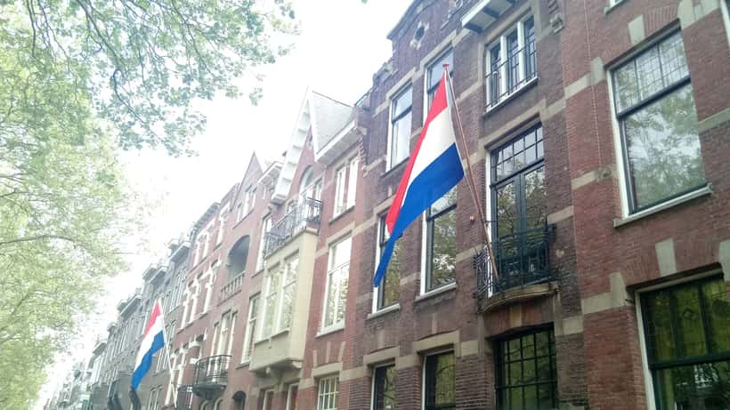 Nederlandse vlaggen uitgehangen in Rotterdam op Bevrijdingsdag 2022