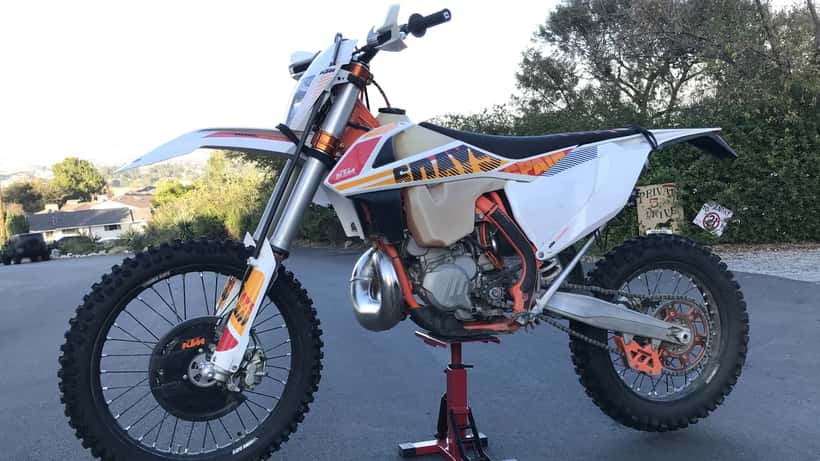 KTM-Motorrad in Aktion bei einem Geländerennen