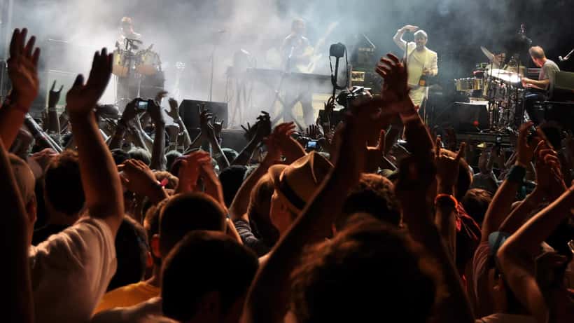 Foule en liesse au festival Coachella, scène principale illuminée