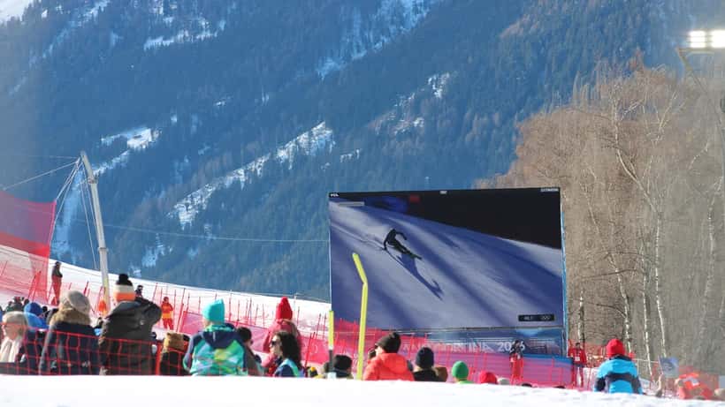 Österreichischer Skirennfahrer beim Abfahrtslauf der Olympischen Winterspiele 2026 in Bormio