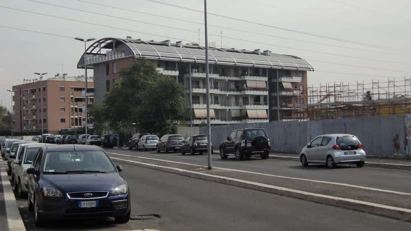 Edifici di edilizia popolare nel quartiere Quarticciolo di Roma con strade del quartiere storico