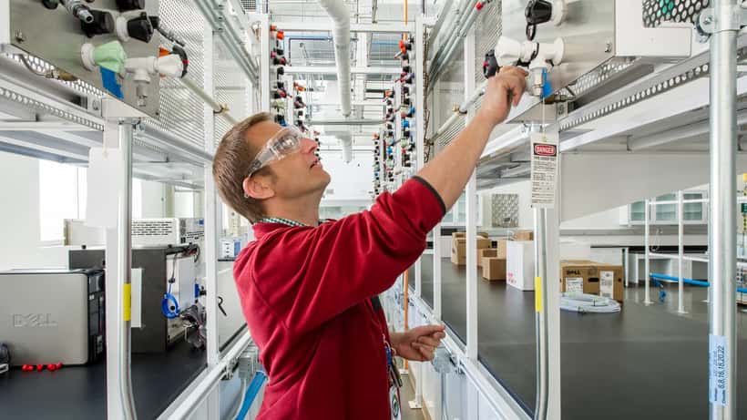 Wasserstoff-Labor mit Brennstoffzellen-Testanlage — symbolisch für Wasserstoff-Investitionen