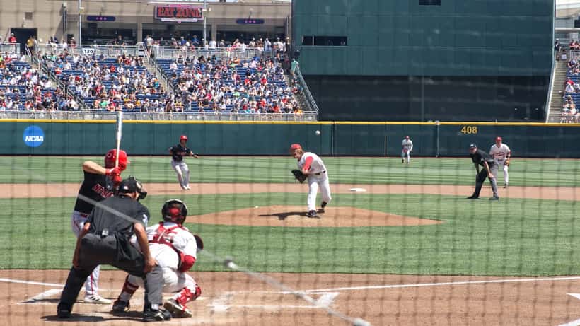 Partido de béisbol universitario en la College World Series de Omaha, Nebraska