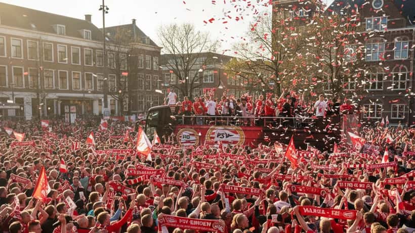 Grote menigte PSV-fans op het Stadhuisplein tijdens de huldiging in Eindhoven