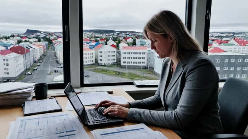 Fjármálaráðgjafi við íslensku skrifstofu með verðlagsgröf og lánaskjöl