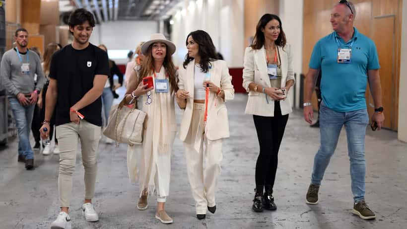 Eva Longoria en evento público, sonriente, mostrando vitalidad a los 51 años