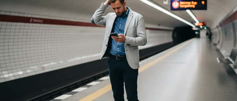 Hamburger Pendler am leeren U-Bahn-Bahnsteig während des HVV-Streiks überprüft sein Smartphone