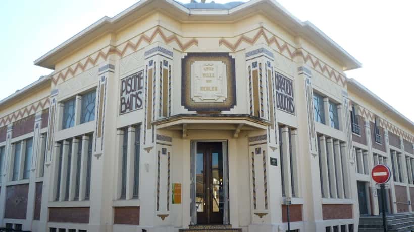 Piscine Art déco municipale en France, façade architecturale années 1930