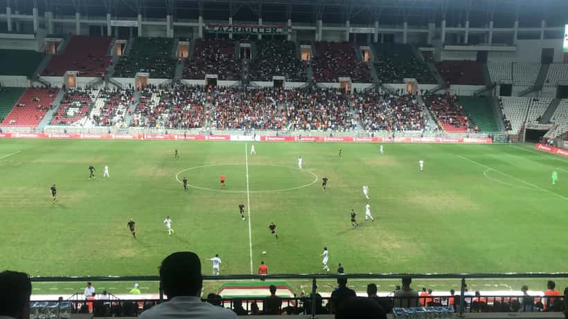 Fußballspiel in einem Stadion in Diyarbakır mit Zuschauern auf den Rängen