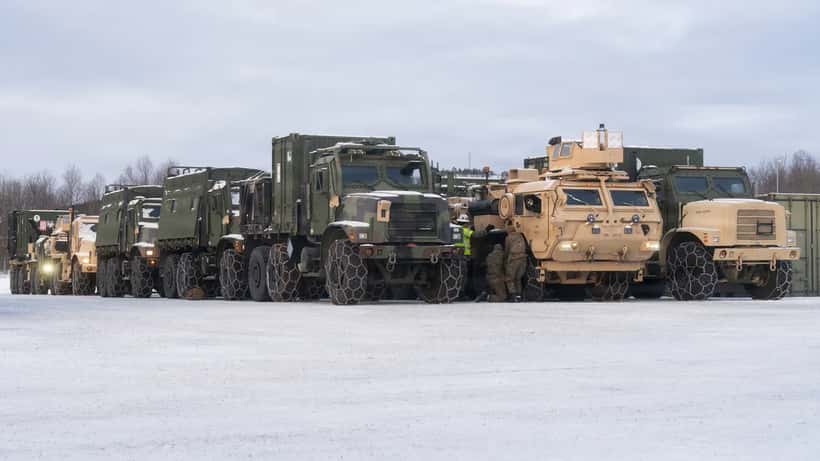 Amerikanske marinesoldater forbereder militærkjøretøy under Cold Response 2026 i Nord-Norge